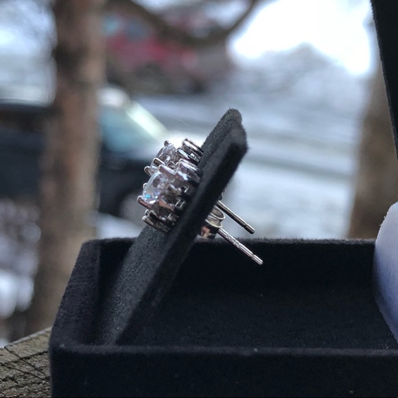 💎1 LEFT💎FLOWER HALO STUDS - Picture 4 of 8